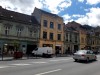 Brașov - città nella Transilvania, circondata dai Carpazi. Nota per le mura e le roccaforti medievali sassoni, per l'altissima Chiesa Nera in stile gotico, i vivaci caffè e colorati edifici in stile barocco.